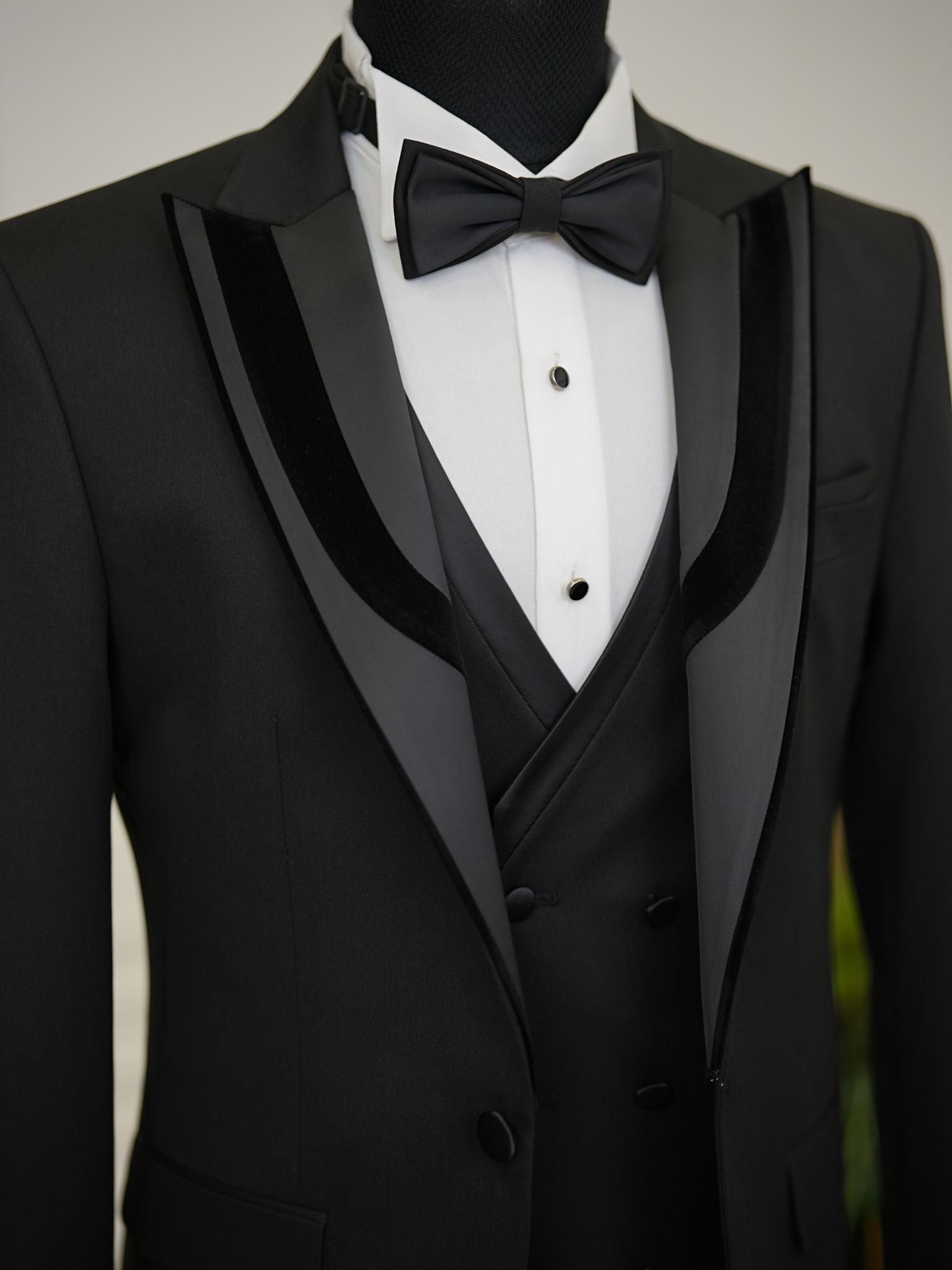 Bojoni Milford Black Velvet Collar  Slim Fit Tuxedo Suit