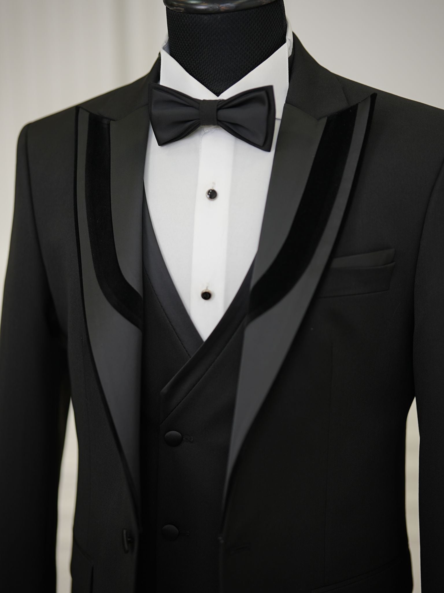 Bojoni Milford Black Velvet Collar  Slim Fit Tuxedo Suit