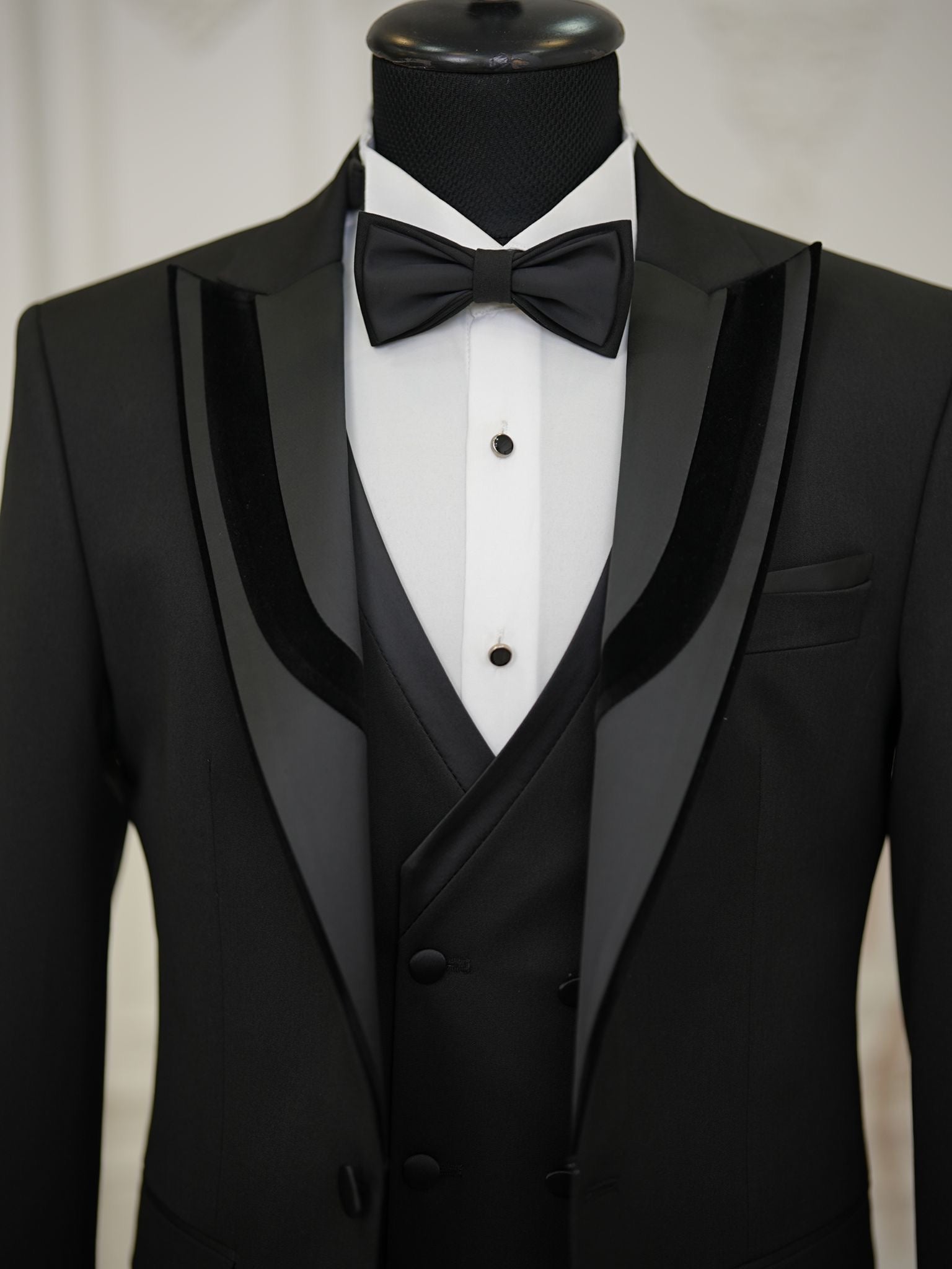 Bojoni Milford Black Velvet Collar  Slim Fit Tuxedo Suit