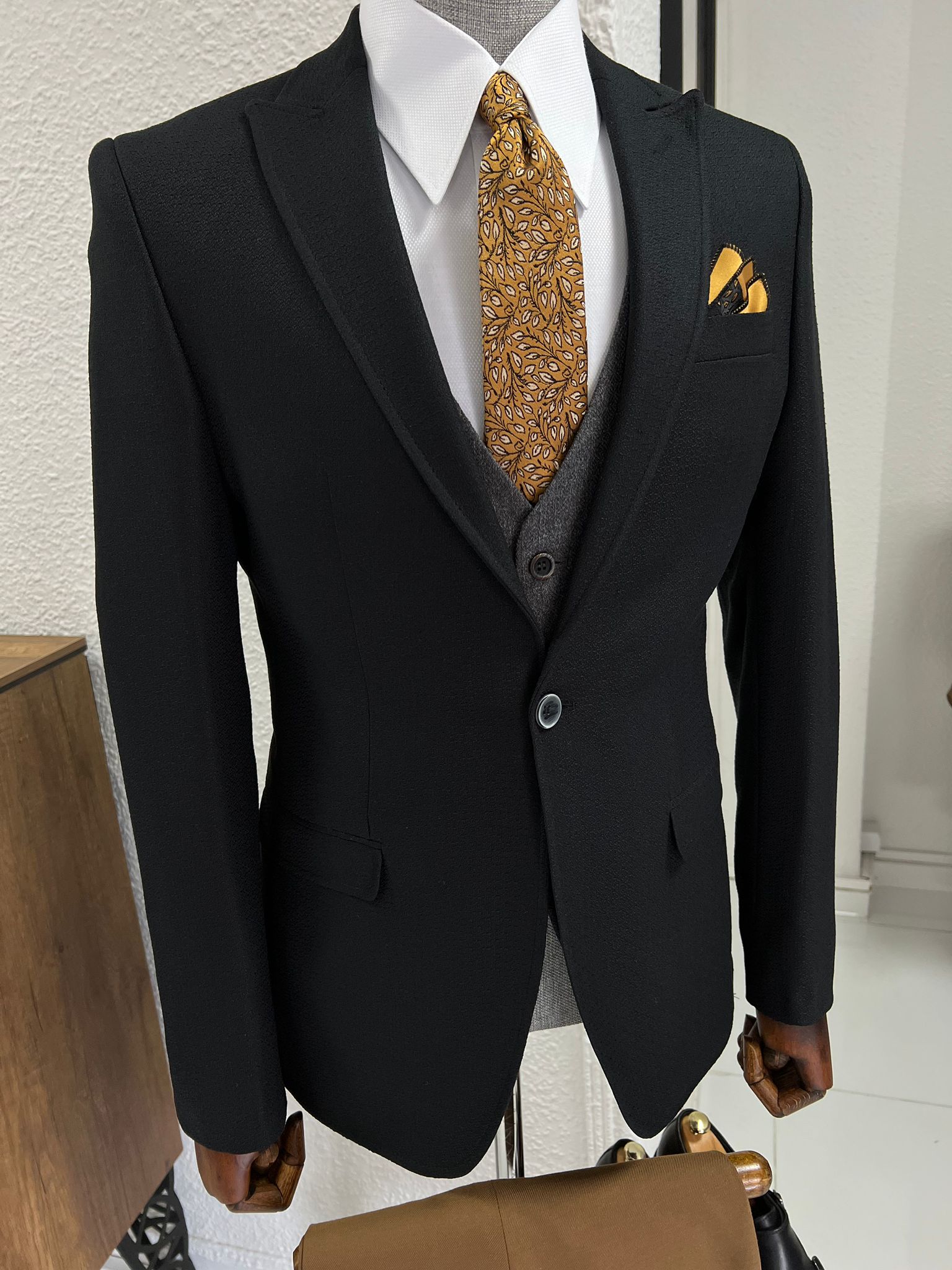 Louis Slim Fit High Quality Pointed Collared Black Woolen Suit