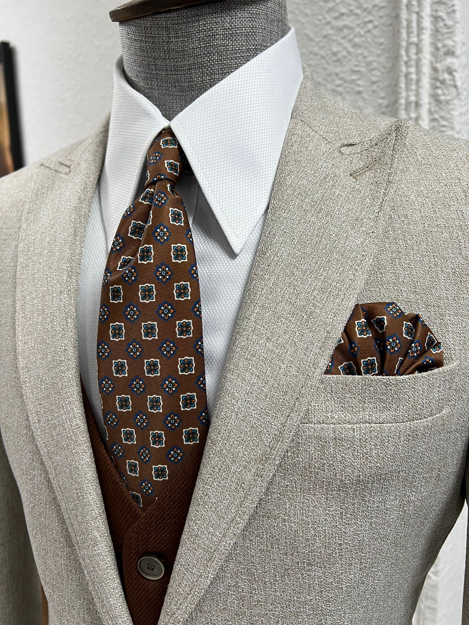 Louis Slim Fit Pointed Collared Beige Combination Suit